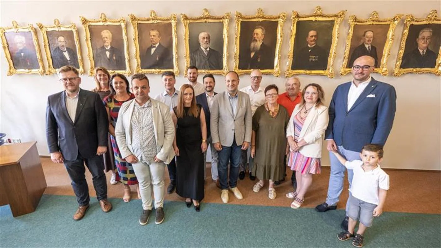 Ceny Rady města Jihlavy převzali Jarmila Daňková (třetí zprava), Michaela Musilová (pátá zprava), Dalibor Pituch (první zprava) a Marek Skřivánek (šestý zprava).