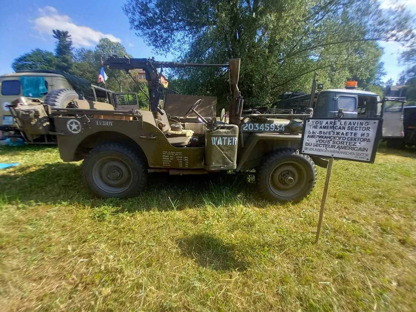 FOTO: Desítky jeepů v Lukách nad Jihlavou. Festival White Stork slaví čtvrtstoletí.