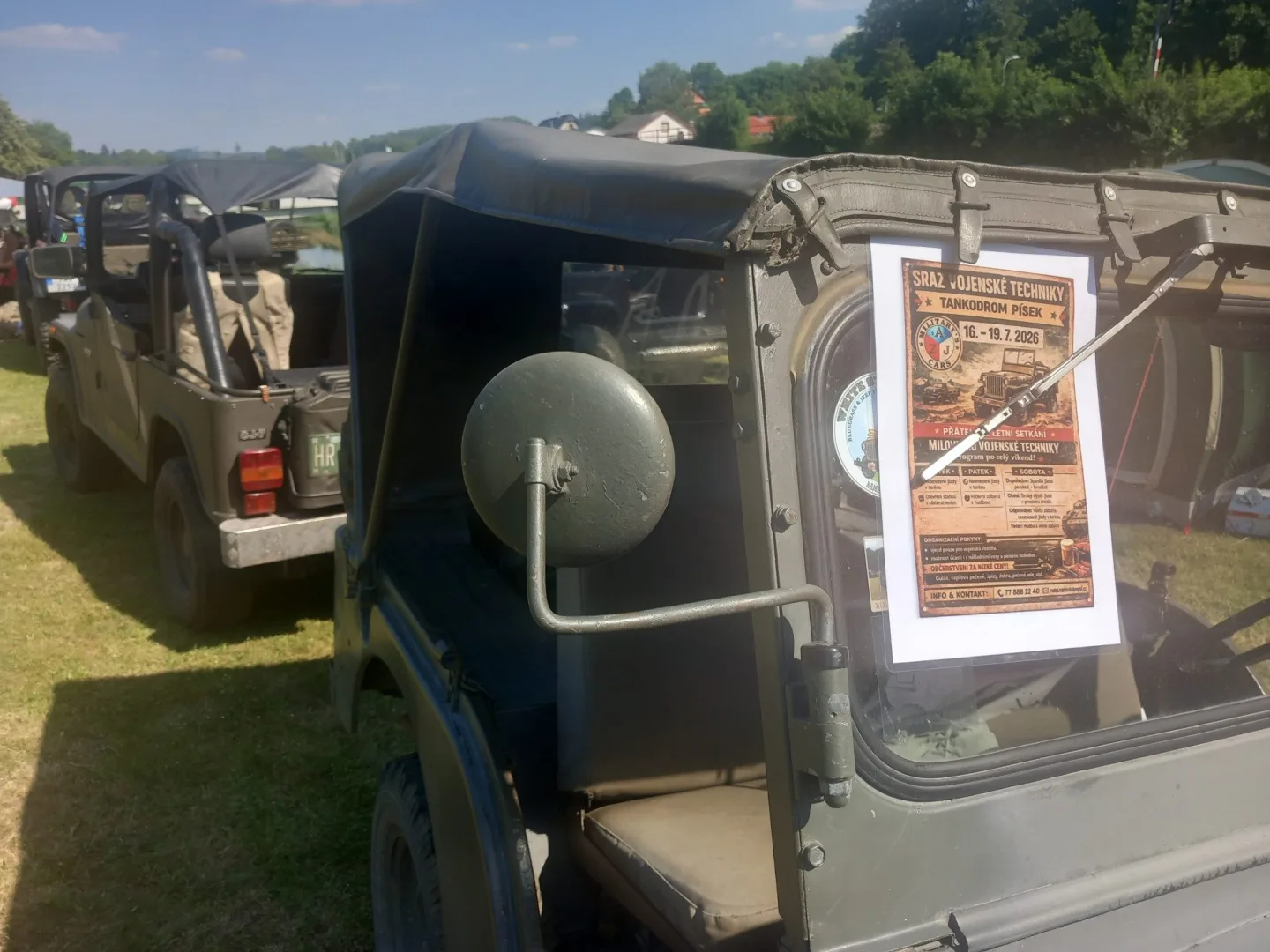FOTO: Desítky jeepů v Lukách nad Jihlavou. Festival White Stork slaví čtvrtstoletí.