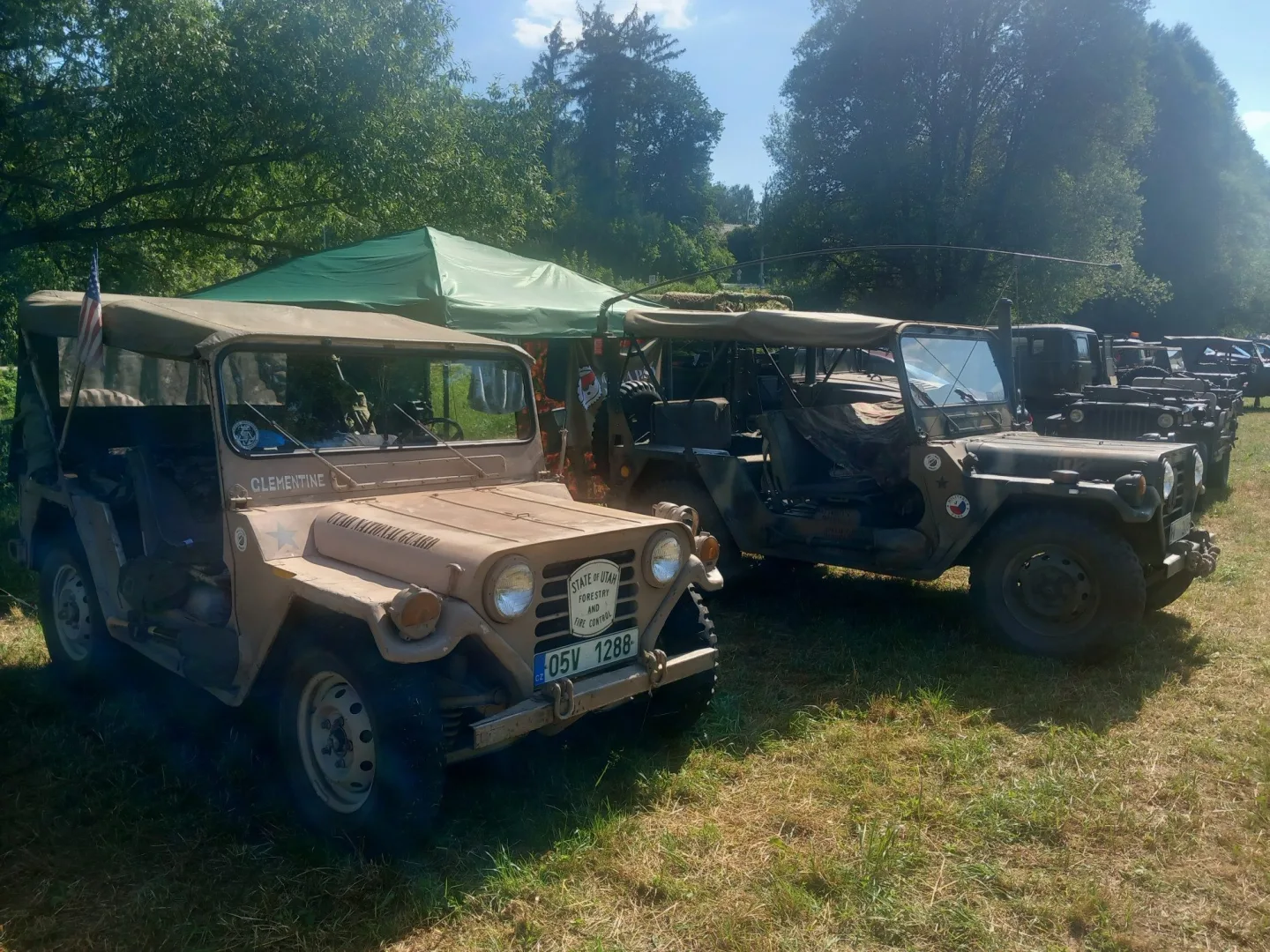 FOTO: Desítky jeepů v Lukách nad Jihlavou. Festival White Stork slaví čtvrtstoletí.