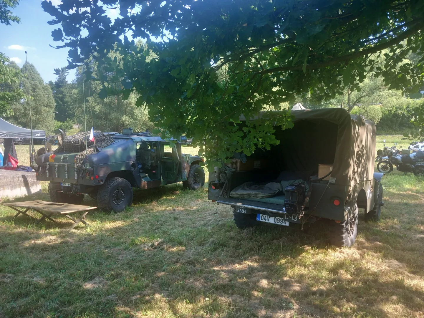 FOTO: Desítky jeepů v Lukách nad Jihlavou. Festival White Stork slaví čtvrtstoletí.
