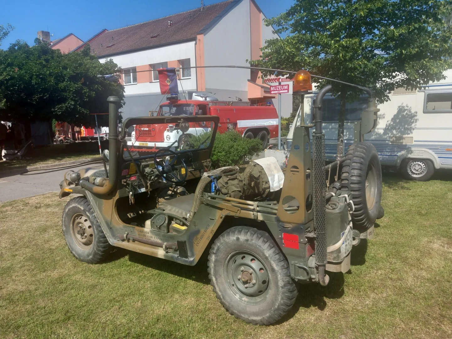FOTO: Desítky jeepů v Lukách nad Jihlavou. Festival White Stork slaví čtvrtstoletí.