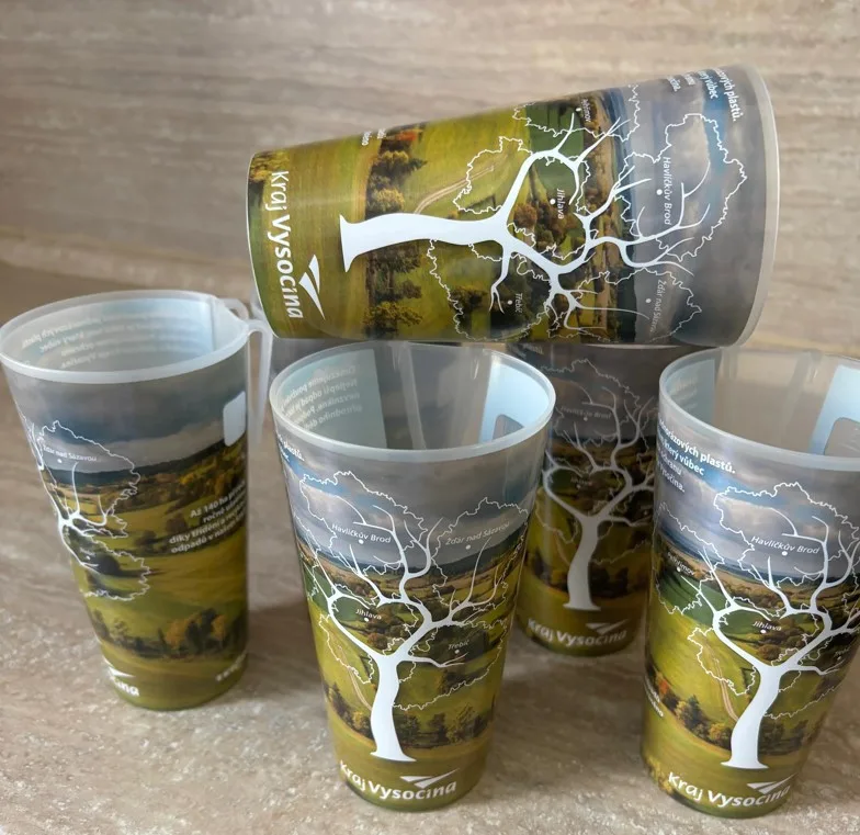 Méně plastů po akcích. Vratné kelímky si pořizuje stále více obcí na Vysočině