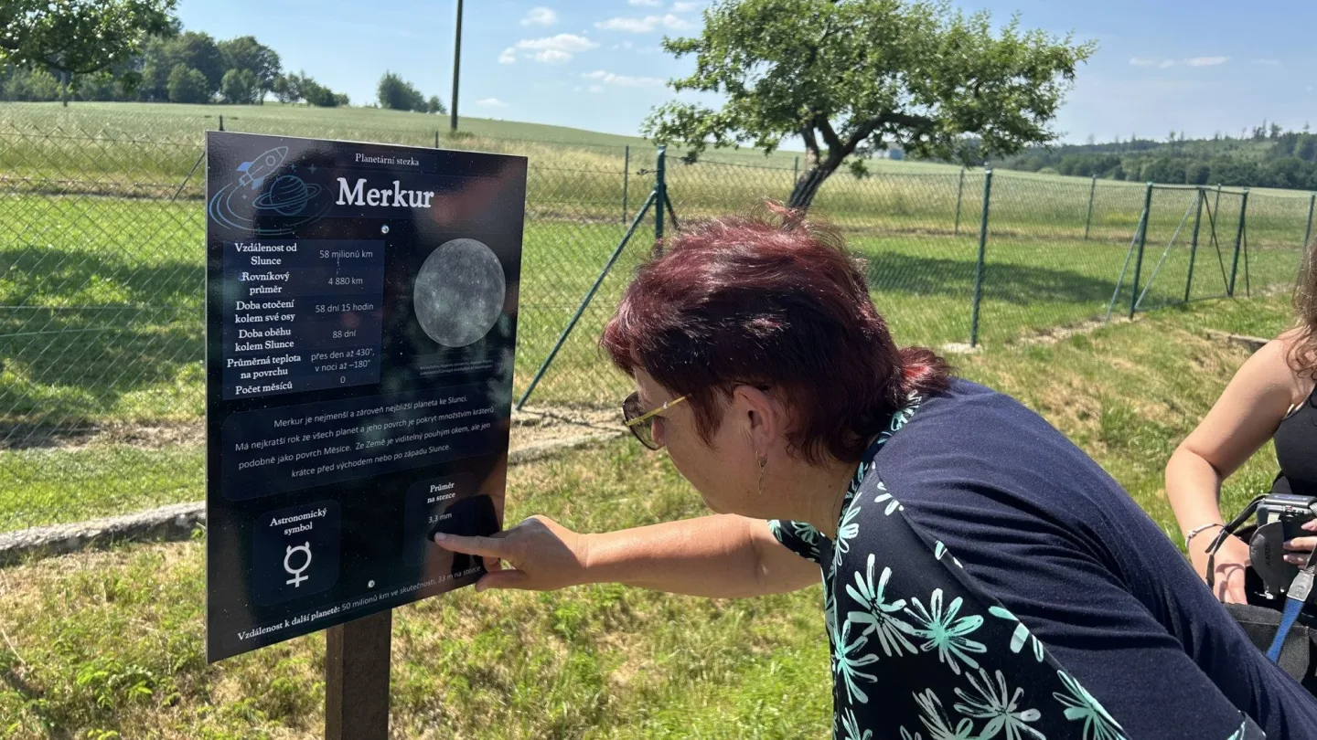 Na rozloučenou. Deváťáci v Dolní Cerekvi vybudovali unikátní Planetární stezku
