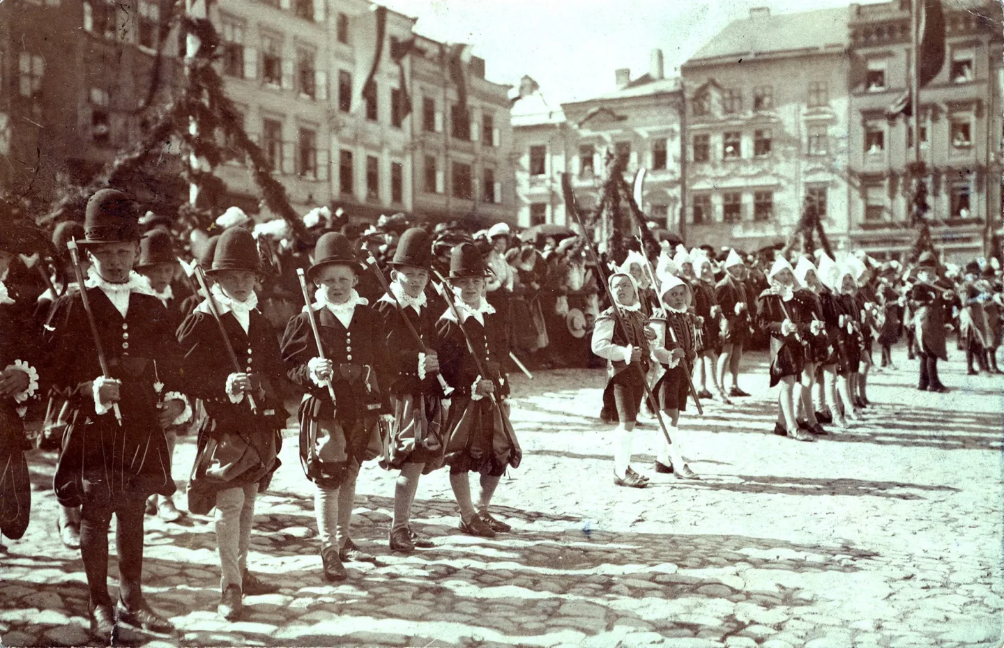 Mladí účastníci havířského průvodu v kostýmech v severozápadní části jihlavského náměstí. Kolem roku 1900.
