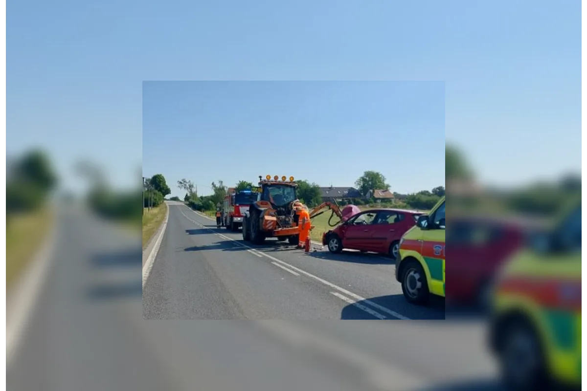 Řidič na Třebíčsku zřejmě kvůli slunci přehlédl traktor. Nehoda skončila zraněním
