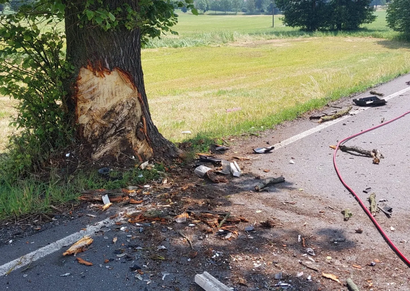 Tragické úterý. Řidič u Žirovnice narazil do stromu, zemřel na místě
