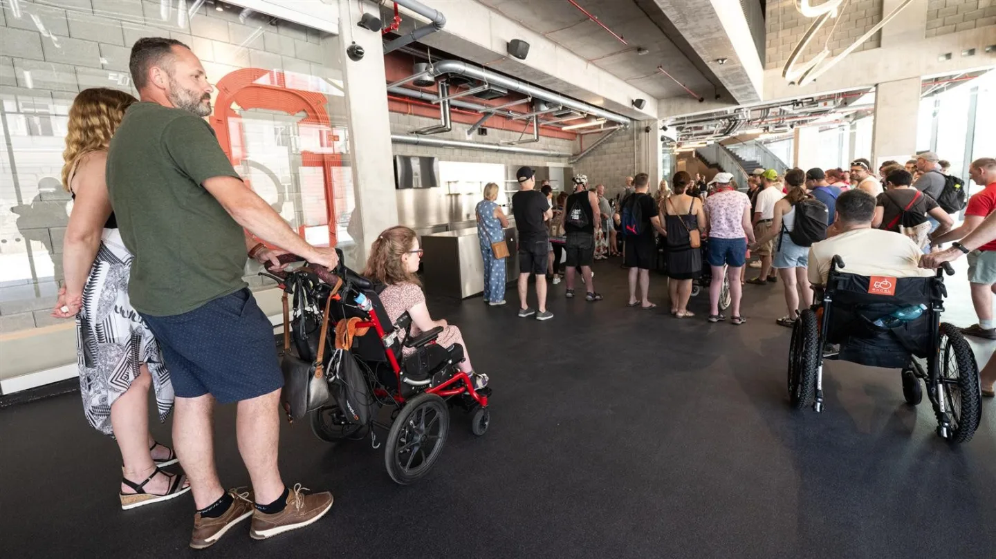 Lidé s handicapem přišli na prohlídku Horácké arény. Řešila se i její bezbariérovost