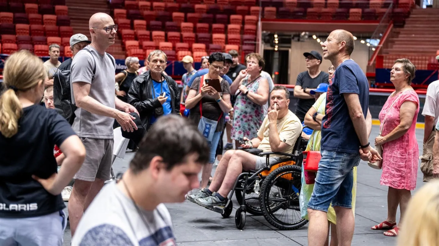 Lidé s handicapem přišli na prohlídku Horácké arény. Řešila se i její bezbariérovost