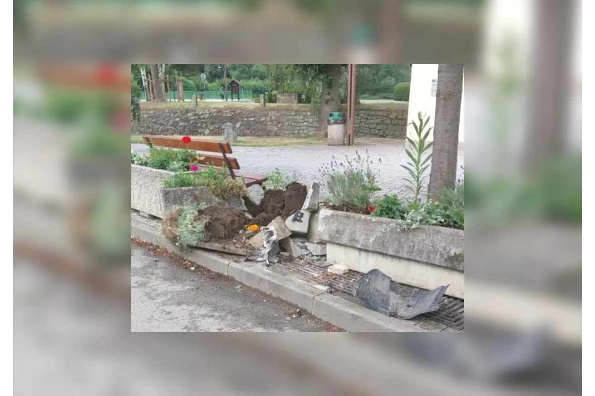 V Lukách úřadoval opilý řidič. V autě narazil do náklaďáku, pak poškodil květináče