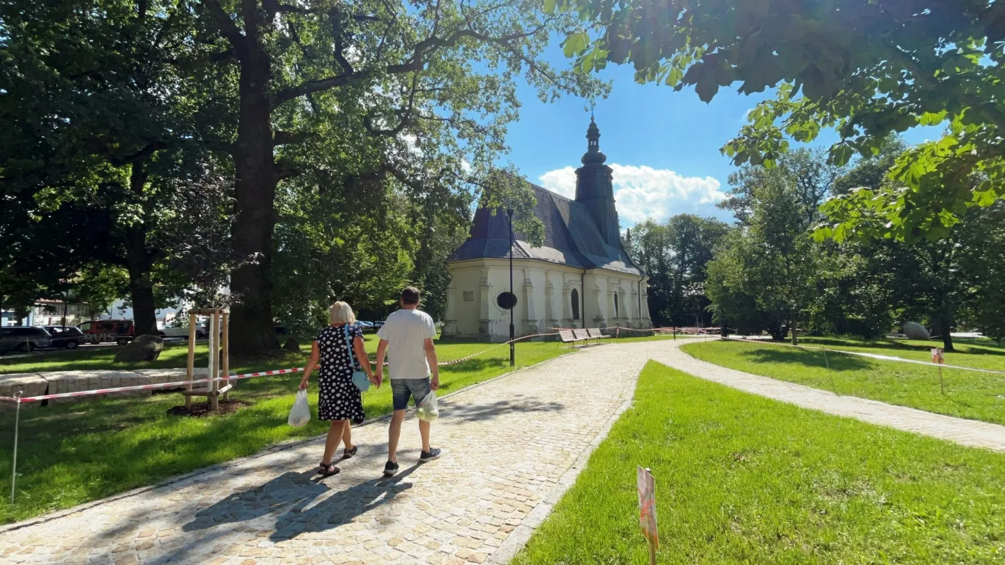 VIDEO, ANKETA: Radost v Jihlavě. Smetanovy sady s novou zelení jsou otevřené