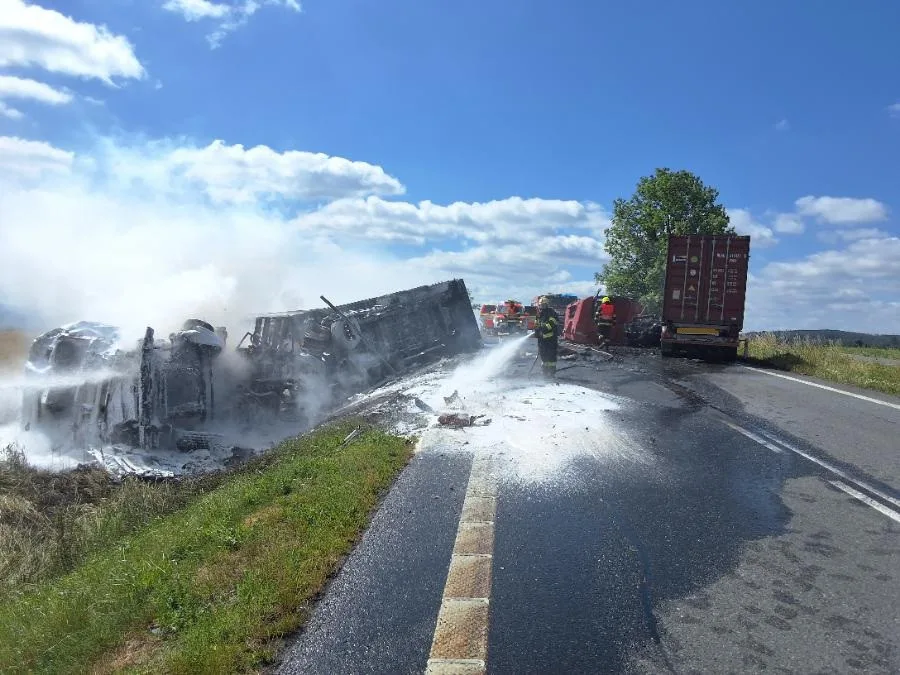 Vážná nehoda u Štoků. Na místě došlo k požáru dvou nákladních vozidel