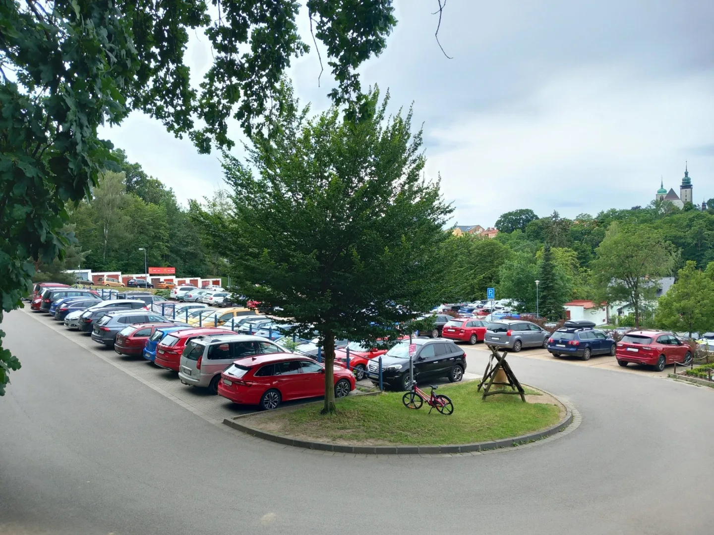 Parkování v Jihlavě XXXVIII.: Návštěvníci zoo mohou nechat své auto také v okolí
