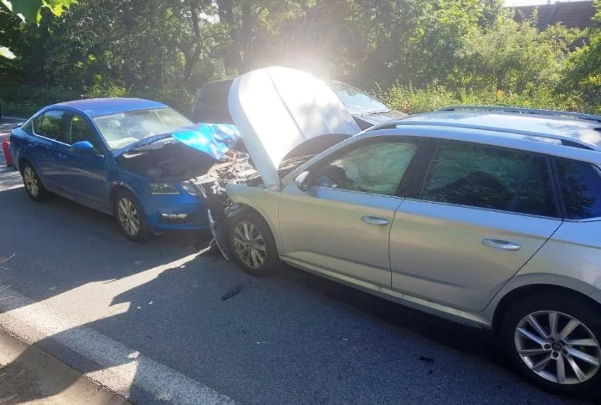 Řidička v Pelhřimově na chvíli usnula a bourala. Zranili se dva dospělí i dvě děti 