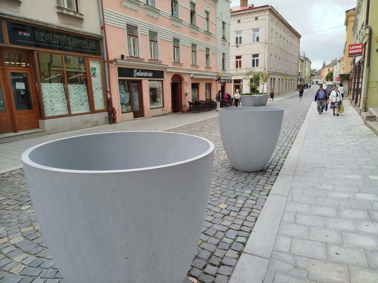 Problém s novou zelení v centru Jihlavy. Lidé vyhazují z květináčů kamenný mulč