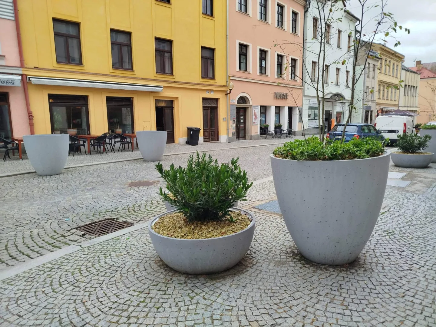 Problém s novou zelení v centru Jihlavy. Lidé vyhazují z květináčů kamenný mulč
