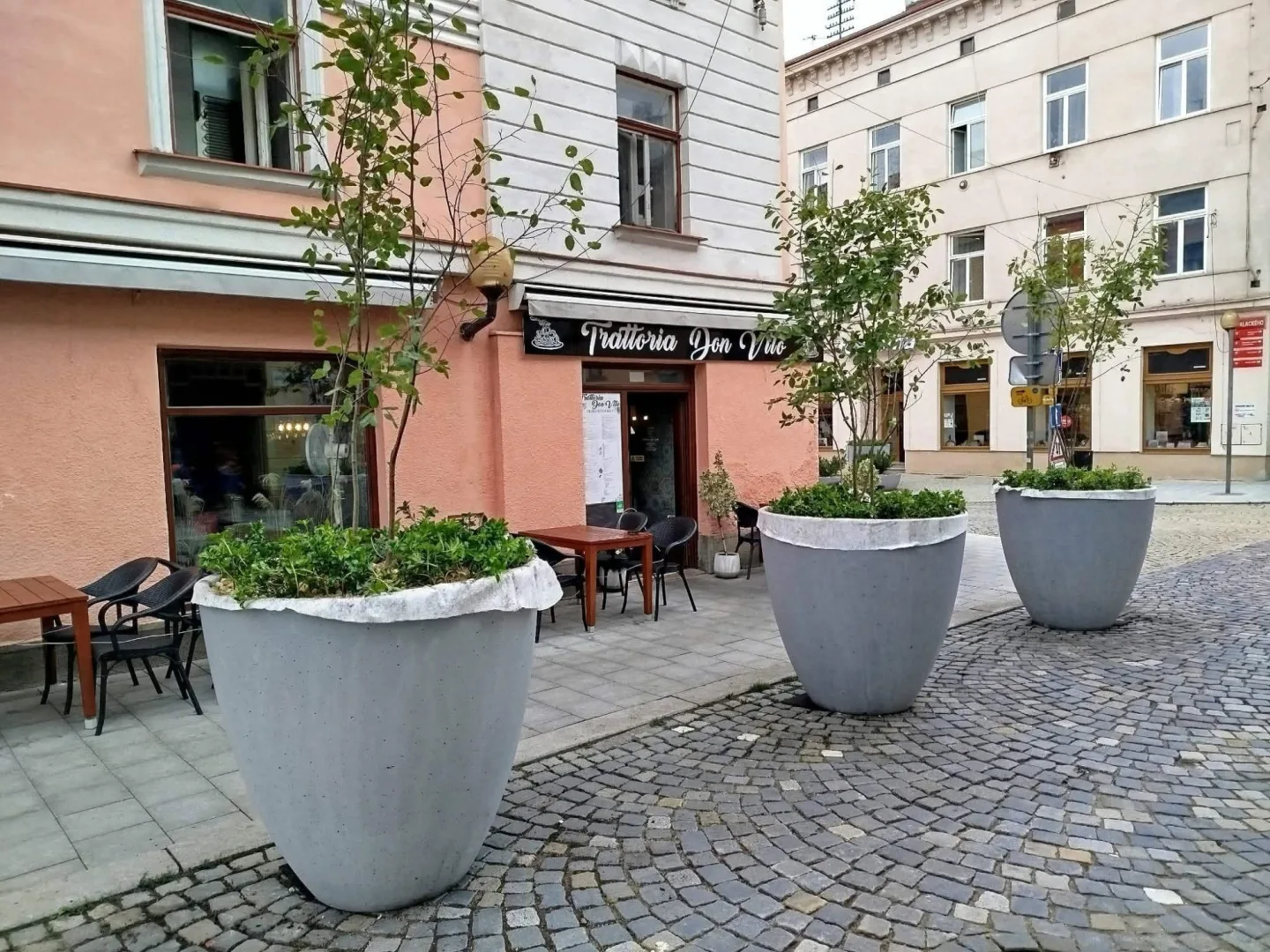 Problém s novou zelení v centru Jihlavy. Lidé vyhazují z květináčů kamenný mulč
