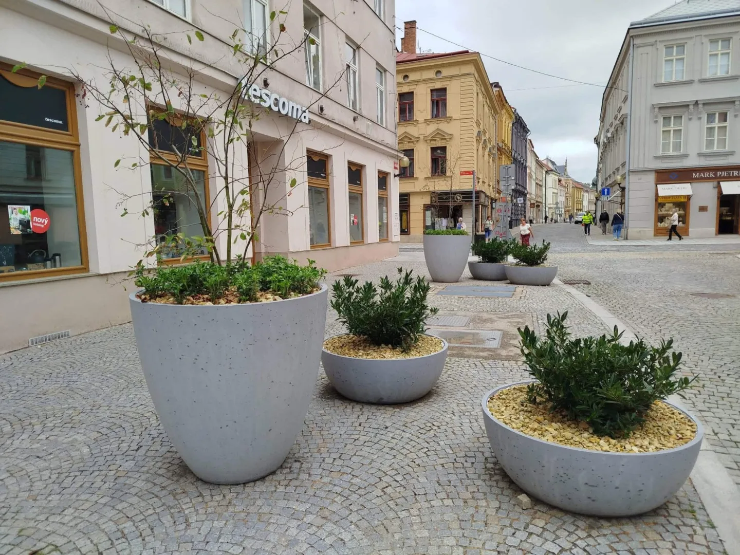 Problém s novou zelení v centru Jihlavy. Lidé vyhazují z květináčů kamenný mulč