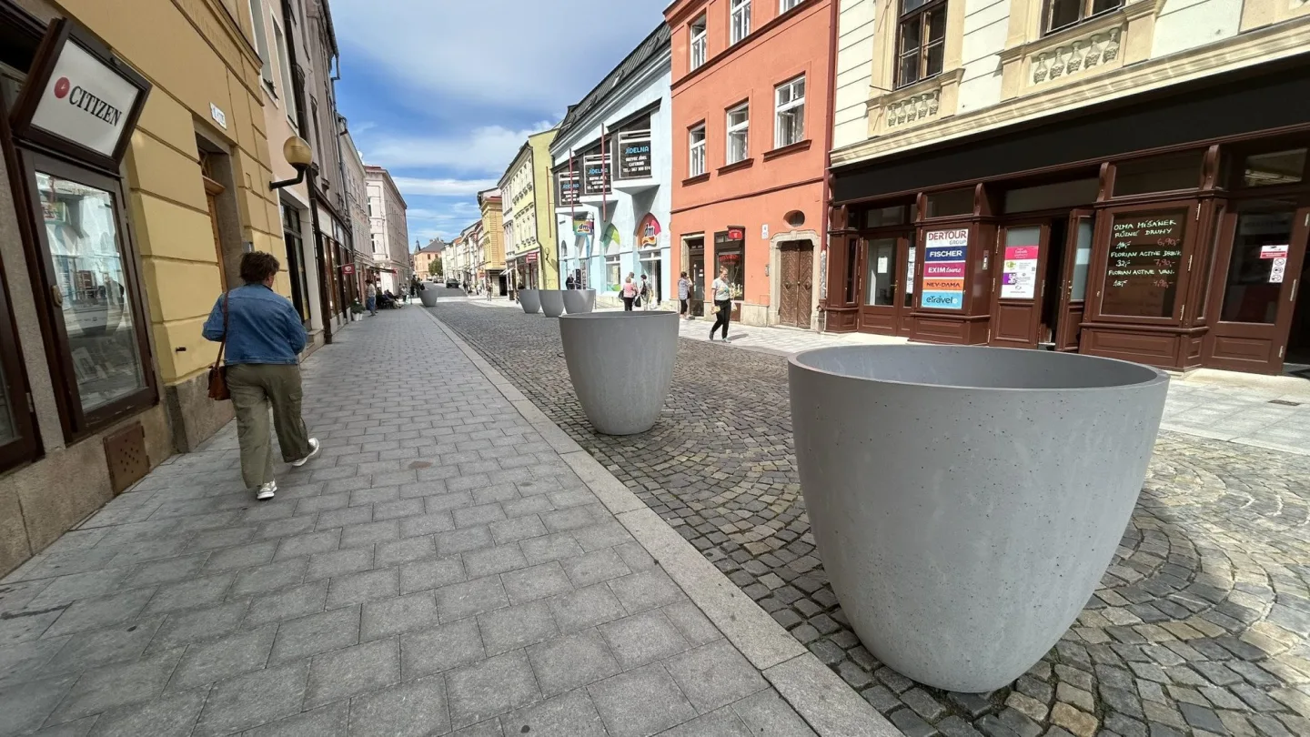 Ještě prázdné květináče v ulici Benešova, foto z 7.7.2026