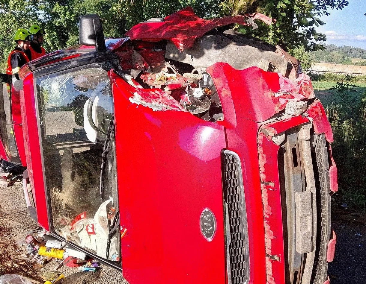 Řidič nebyl připoutaný, auto se s ním převrátilo a skončil v nemocnici