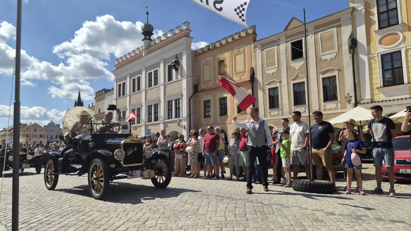 Náměstí v Telči dnes zaplnilo šest desítek předválečných automobilů