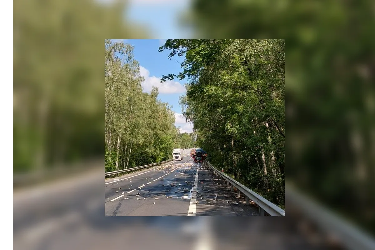 Na obchvatu Habrů bouraly tři náklaďáky. V péči lékařů skončili dva lidé 