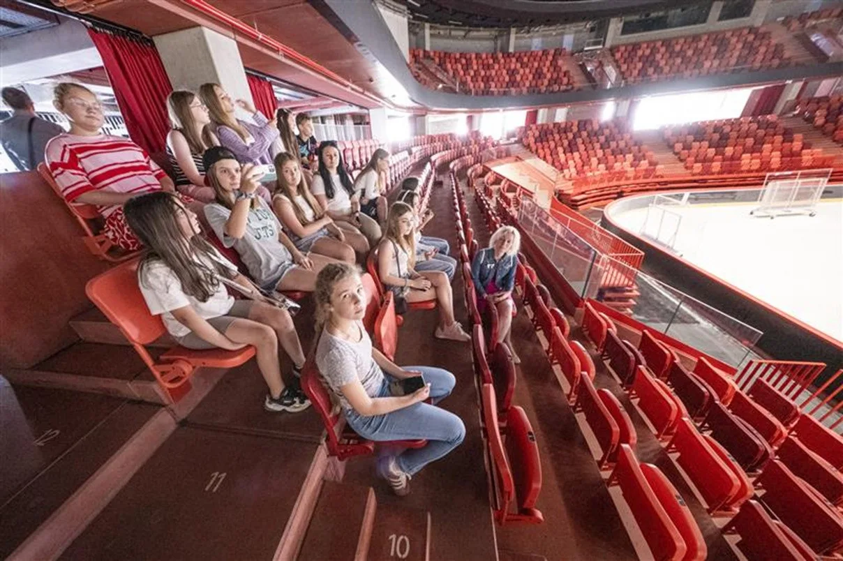 Děti ze Zakarpatské oblasti tráví léto na Vysočině. Byli se podívat v Horácké aréně