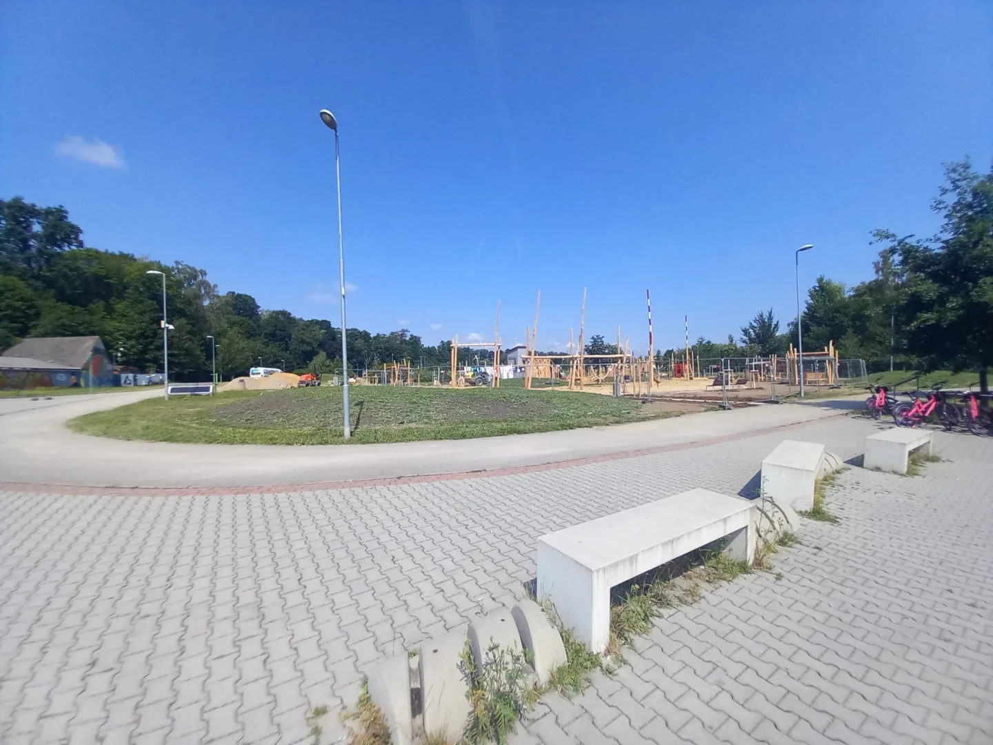 FOTO, VIDEO: Hřiště v Českém mlýně už mělo být hotové. Může být do konce prázdnin