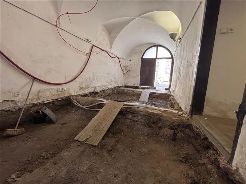 FOTO: Vzácný objev archeologů. V centru Jihlavy byla ustájená hospodářská zvířata