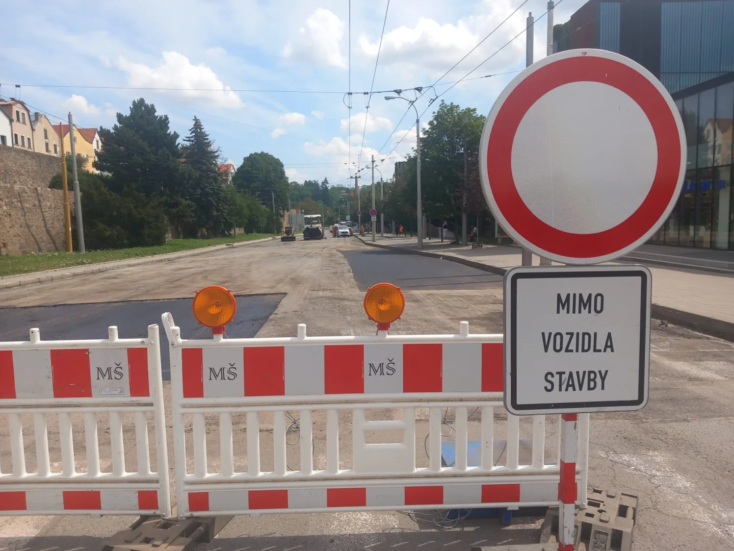 FOTO: Při opravě průtahu stále fungují semafory a Citypark má parkování zadarmo