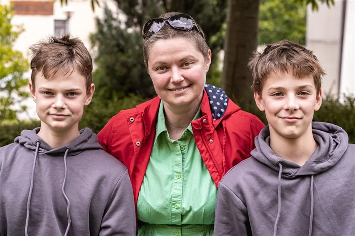 Maminka mladých hokejistů bojuje s rakovinou. Studenti z Telče vybrali 36 tisíc