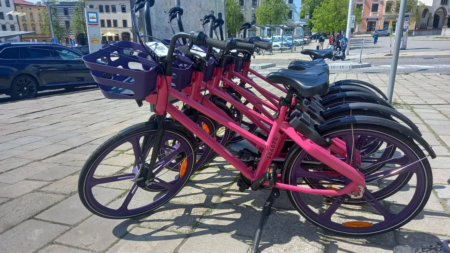 Sdílená kola v Jihlavě o prázdninách využívají i turisté, je to živý systém