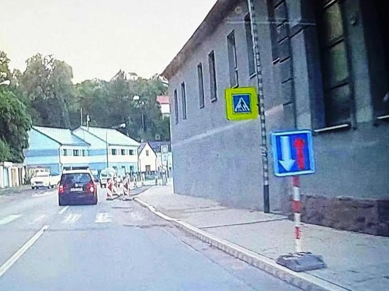 Nový nešvar v Jihlavě. Někdo v Polenské ulici otáčí značku, jednou skončila v koši