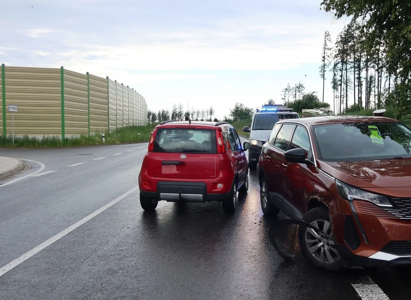Nehoda v křižovatce u Rytířska. Policie hledá svědky a také řidiče bílé Tesly