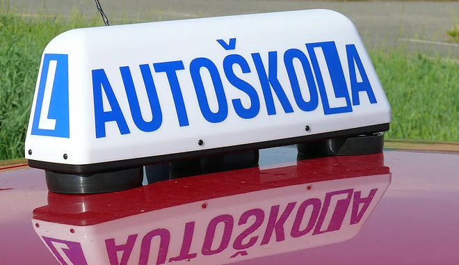 Žákyně autoškoly skončila po nehodě v nemocnici