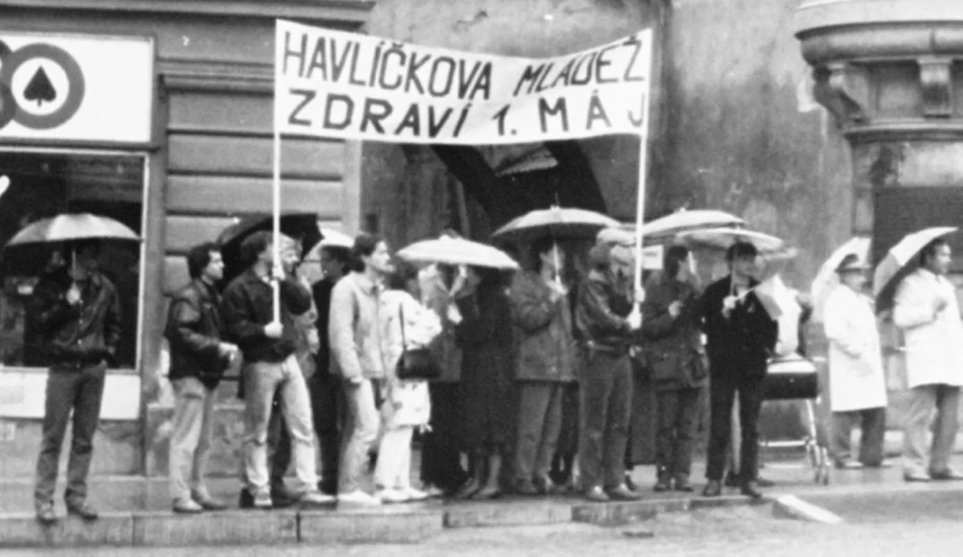 Havlíčkova mládež zdraví 1. máj v roce 1989. Foto: Jan Schneider