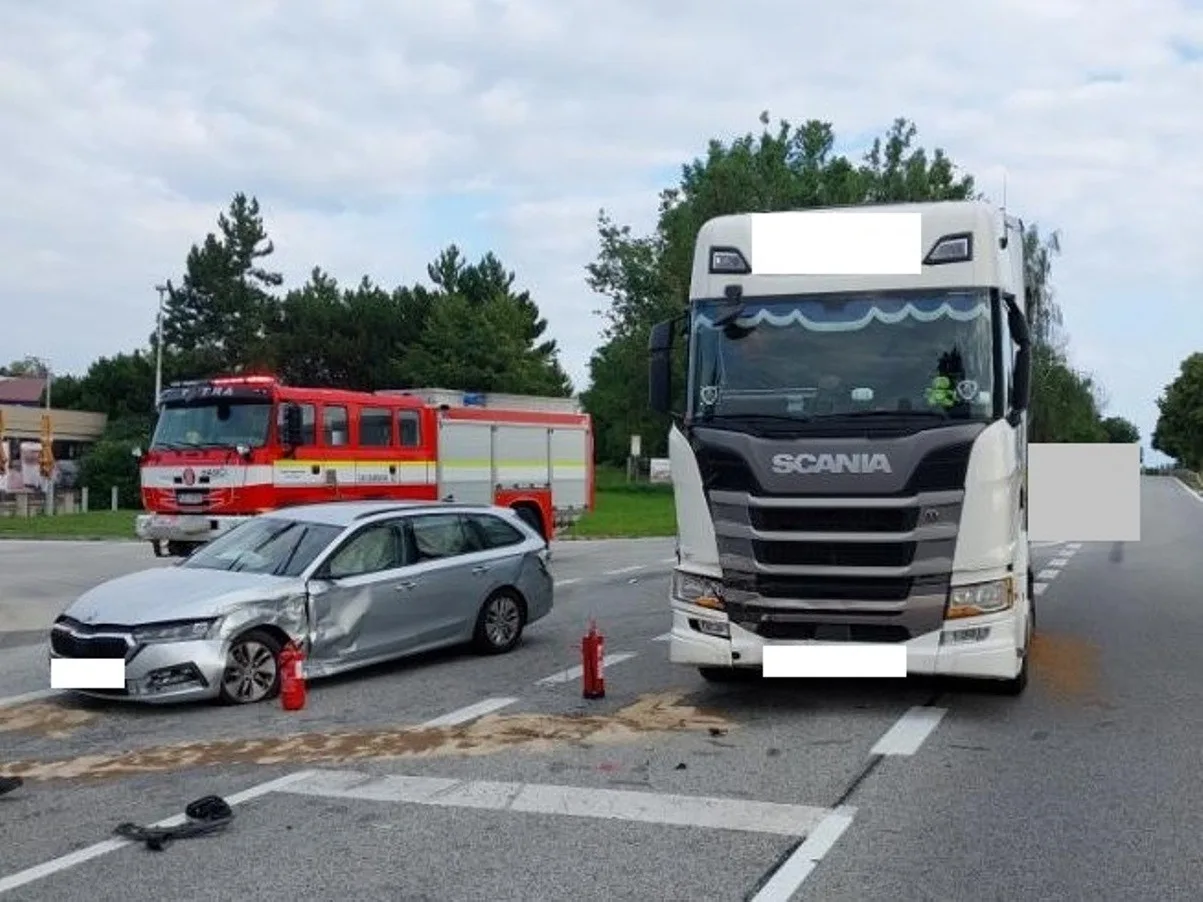 U benzinky v Hladově se srazilo auto s náklaďákem. Řidič skončil v jihlavské nemocnici