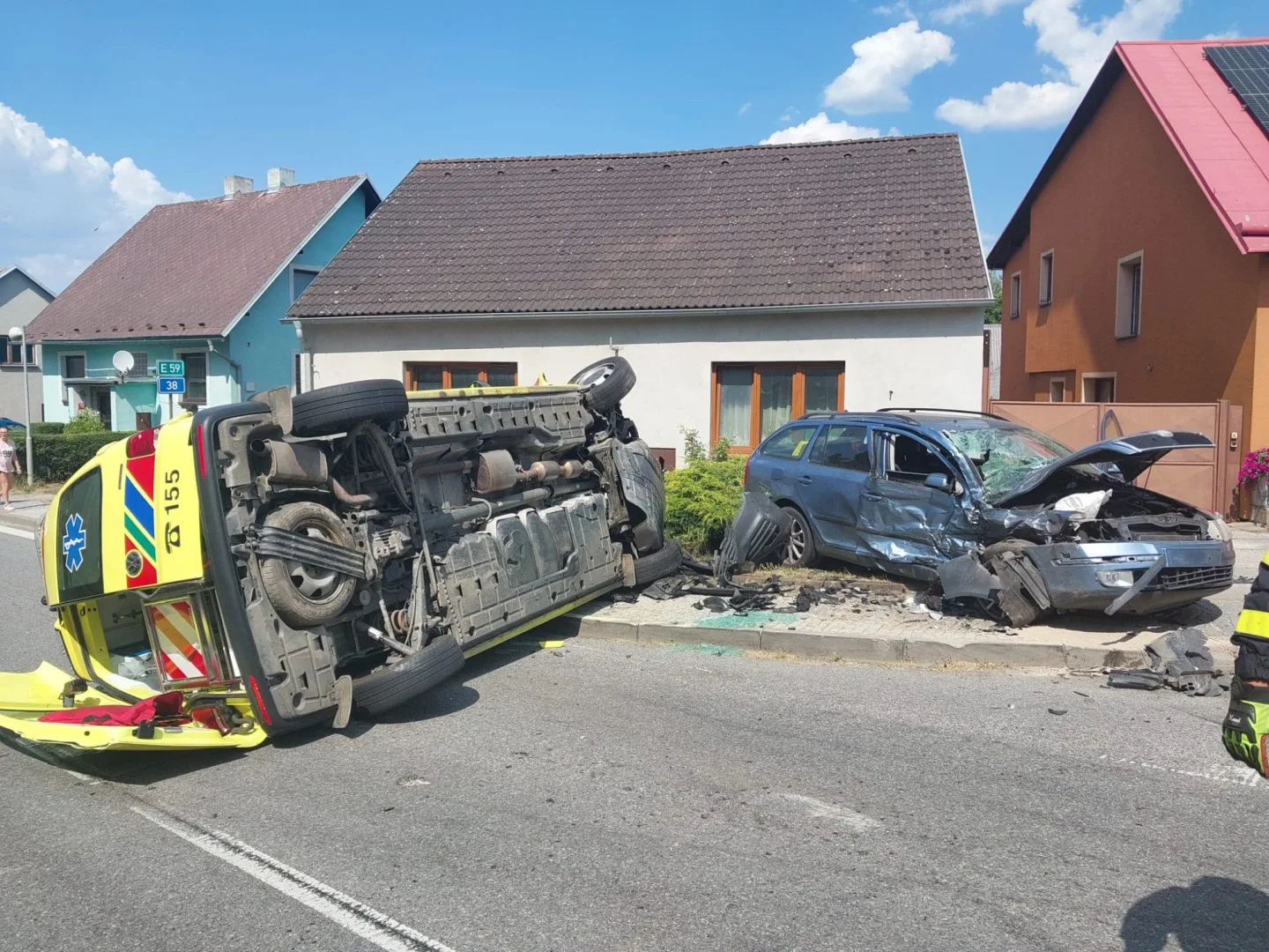 V centru Stonařova se srazila sanitka s osobákem. V péči lékařů skončili dva lidé