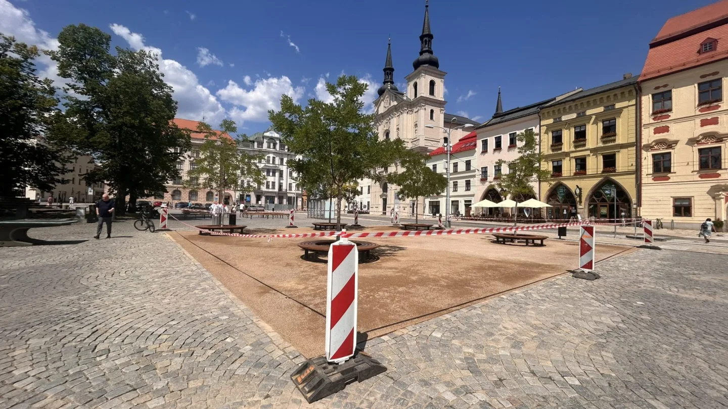 Lidé v Jihlavě nemohou posedět pod stromy na náměstí. Místo je obehnané páskou