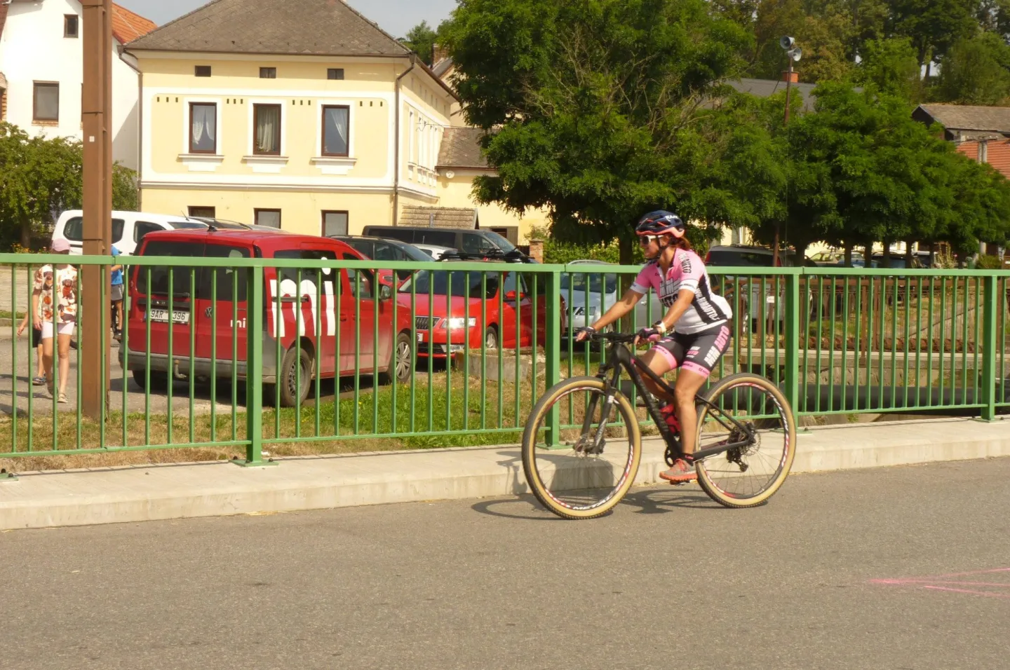 Dřevěný muž v Lukách nad Jihlavou měl rekordní účast, triatlon zvládlo přes 250 lidí