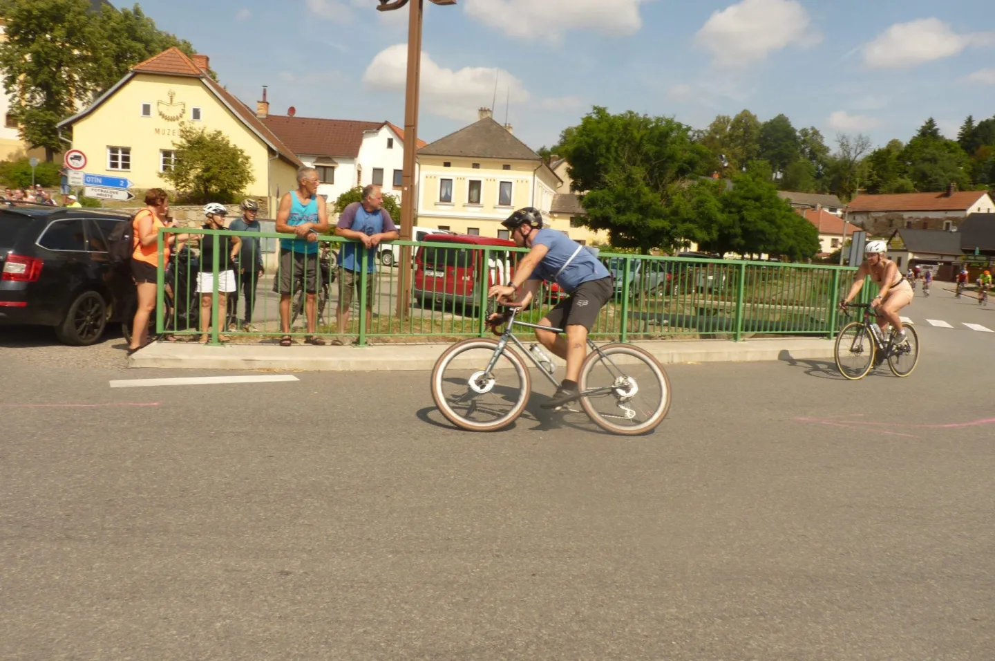 Dřevěný muž v Lukách nad Jihlavou měl rekordní účast, triatlon zvládlo přes 250 lidí