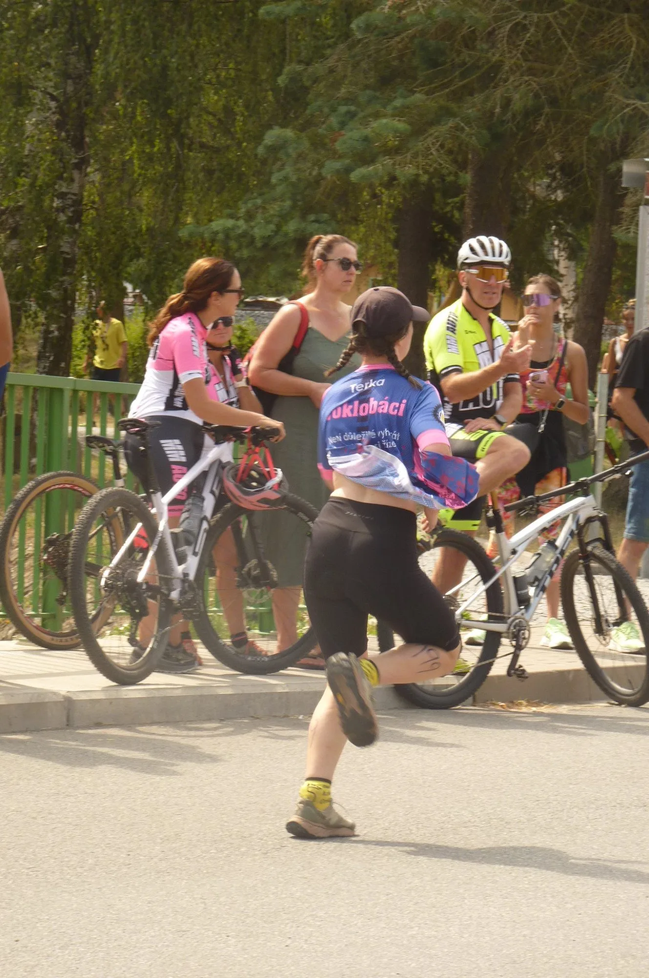 Dřevěný muž v Lukách nad Jihlavou měl rekordní účast, triatlon zvládlo přes 250 lidí