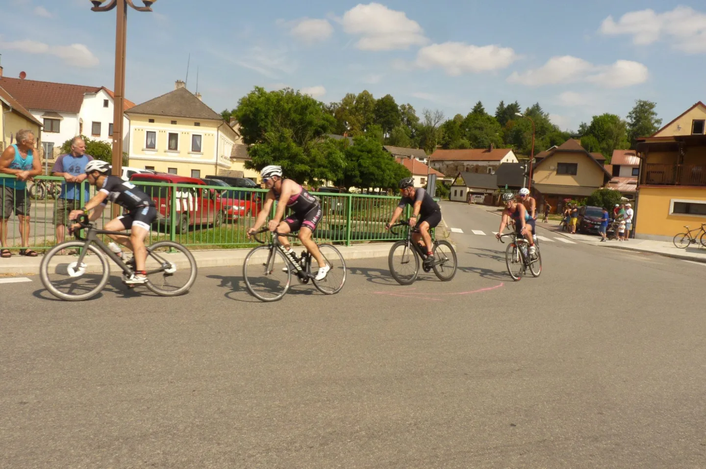 Dřevěný muž v Lukách nad Jihlavou měl rekordní účast, triatlon zvládlo přes 250 lidí