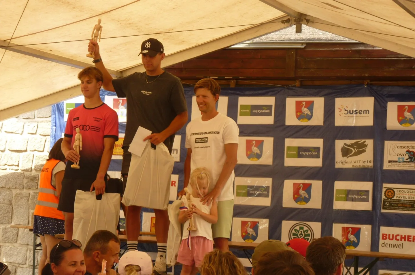 Dřevěný muž v Lukách nad Jihlavou měl rekordní účast, triatlon zvládlo přes 250 lidí
