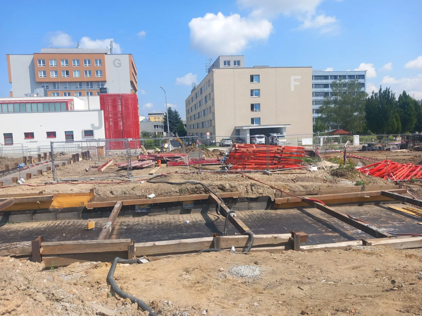 FOTO, VIDEO: Parkovací dům u jihlavské nemocnice může patřit mezi největší v Česku