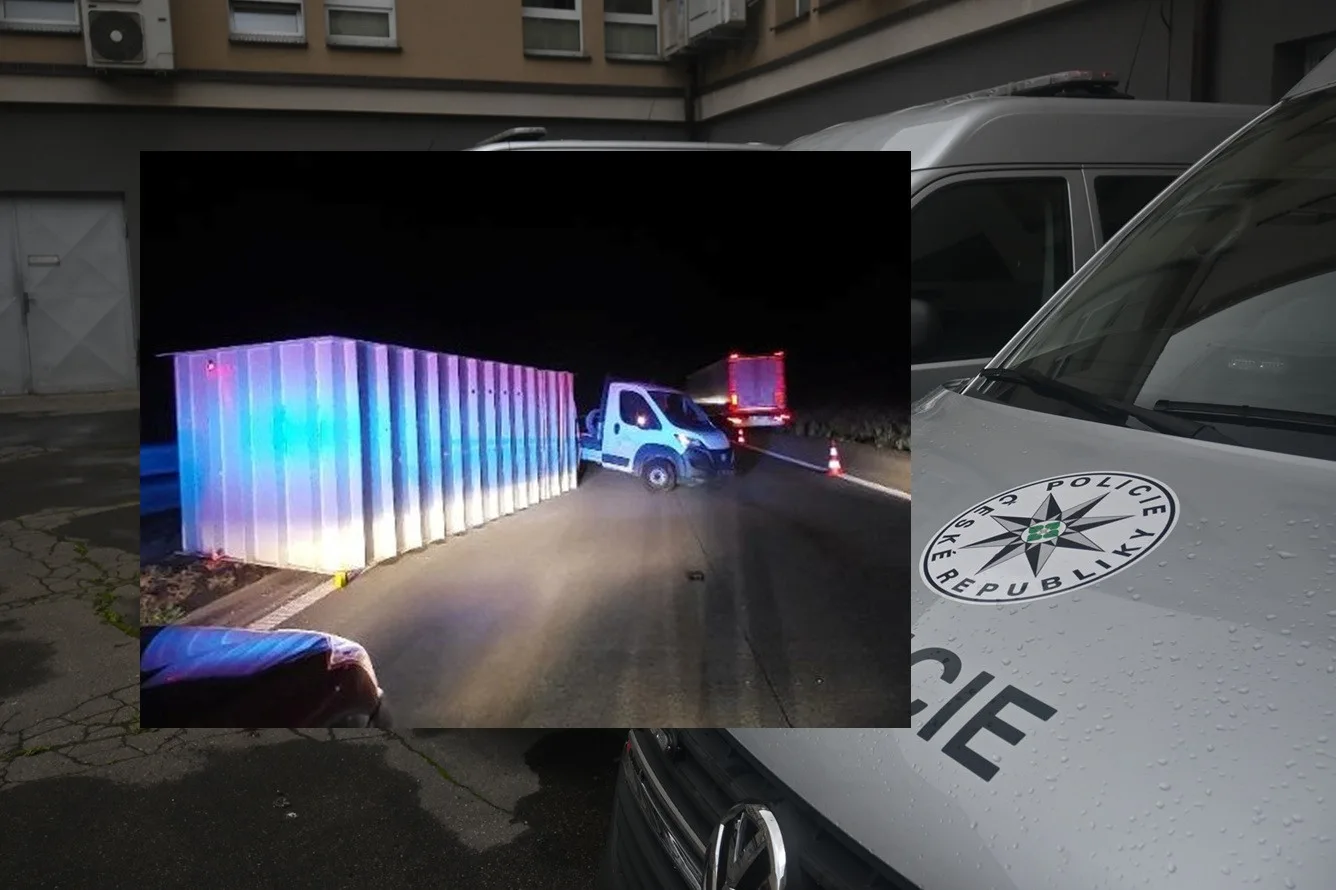 Provoz na dálnici zkomplikovala noční nehoda. Z dodávky spadl převářený bazén
