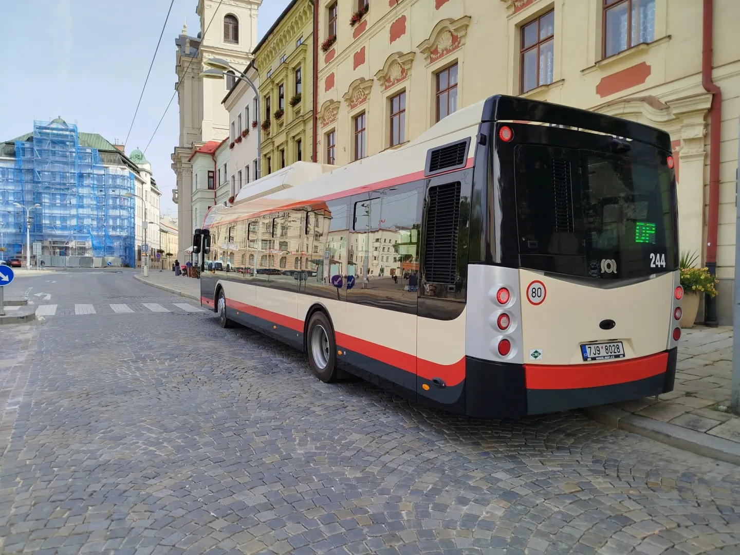 FOTO, VIDEO: V Jihlavě jsou tři nové autobusy, řidič dobíhající cestující nevidí