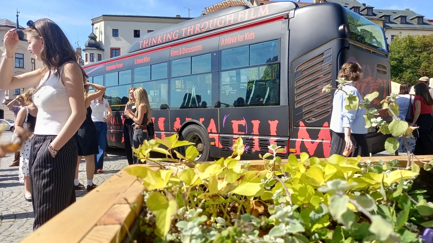 FOTO: Dokumentární Ji.hlava slaví 30, na jihlavském náměstí představila autobus