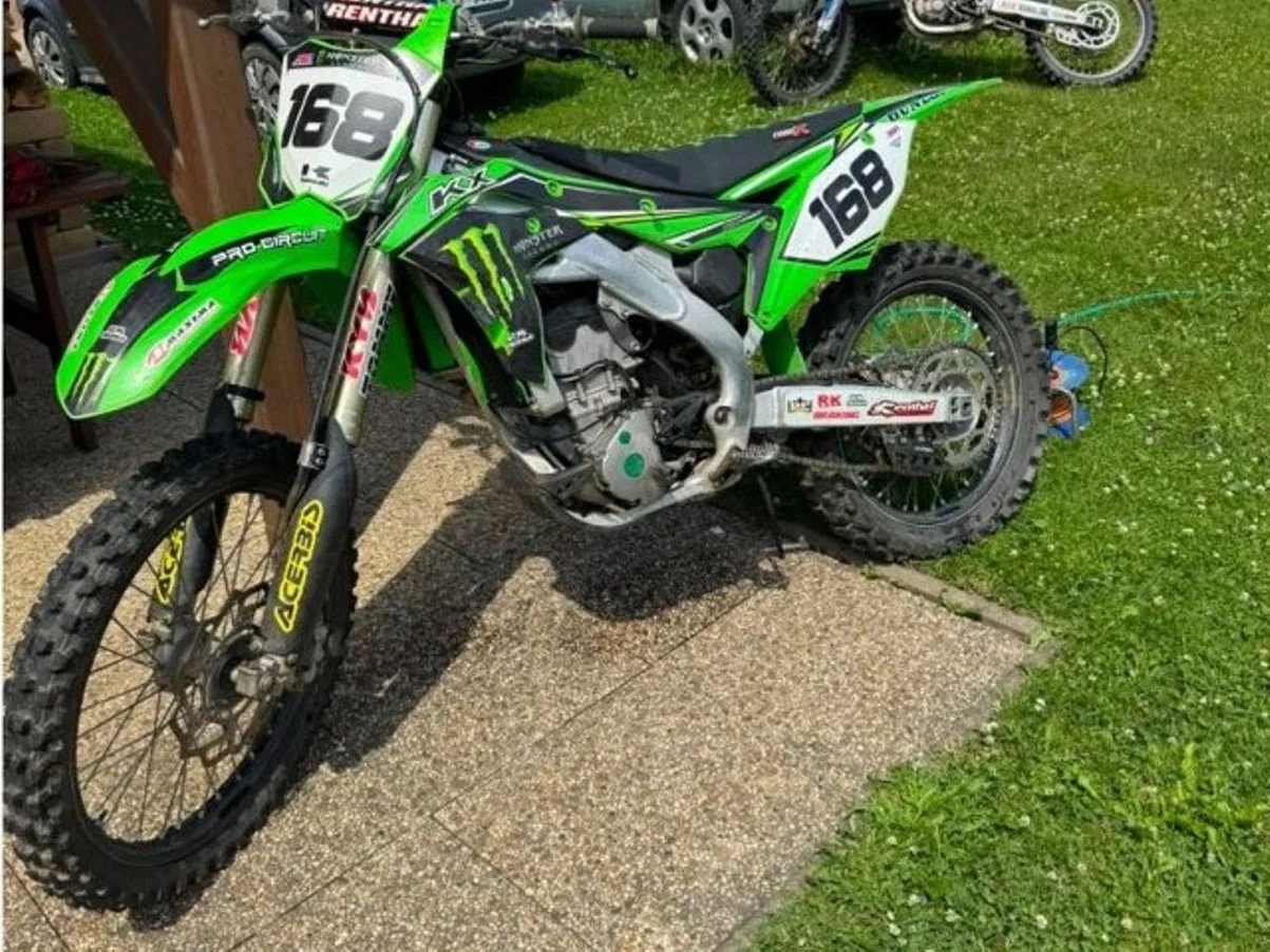 FOTO: Policie hledá zloděje i ukradenou motorku. Pomoci může i veřejnost