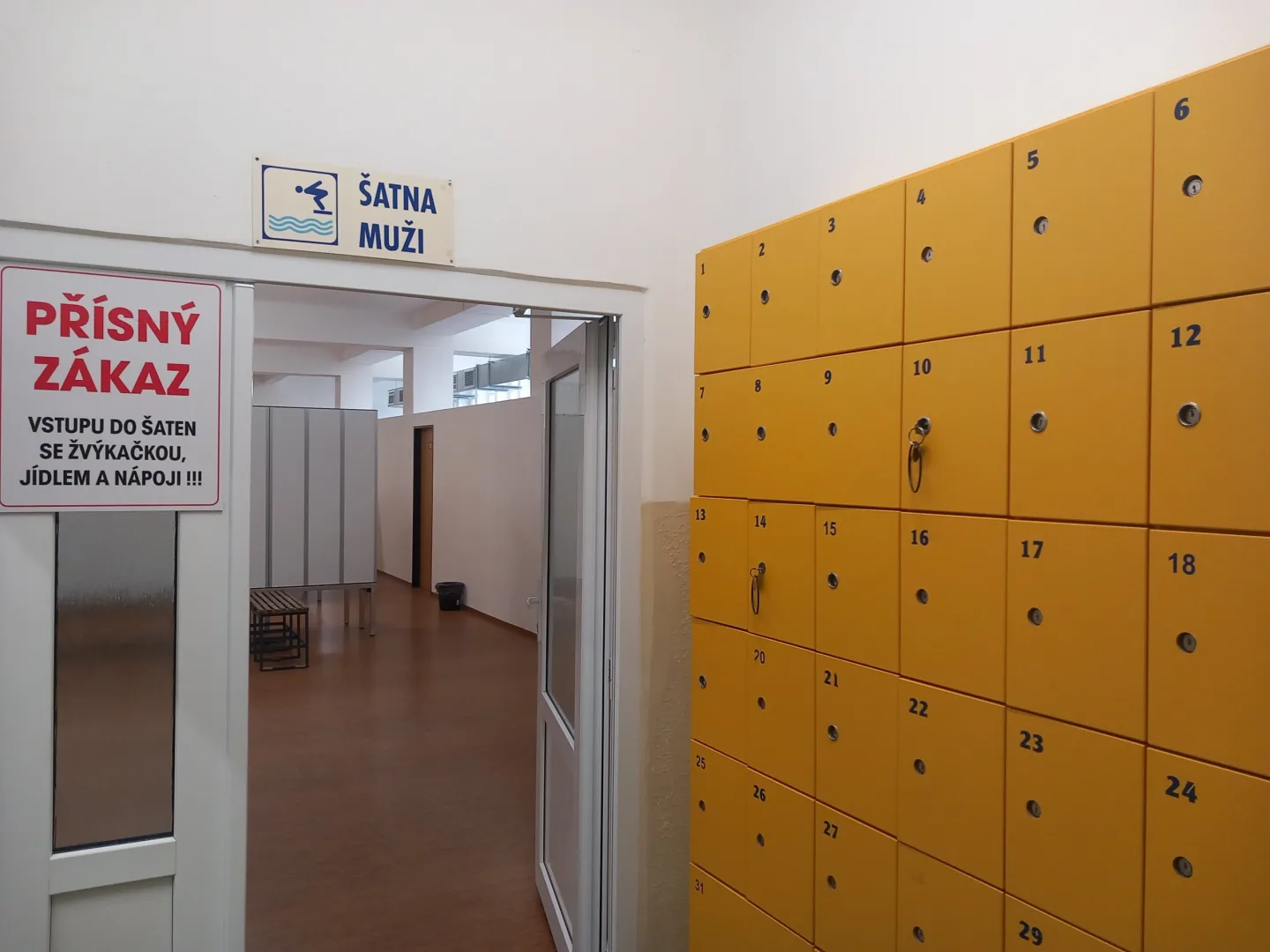 VIDEO: Jihlavský bazén je po největší rekonstrukci v historii. Závod vyhrál primátor